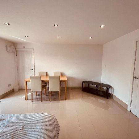 Large Studio Flat B Near Heathrow Hillingdon Eksteriør billede
