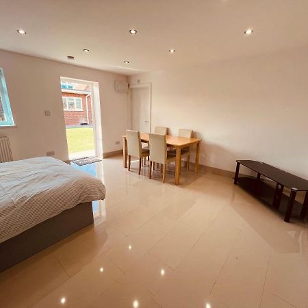 Large Studio Flat B Near Heathrow Hillingdon Eksteriør billede