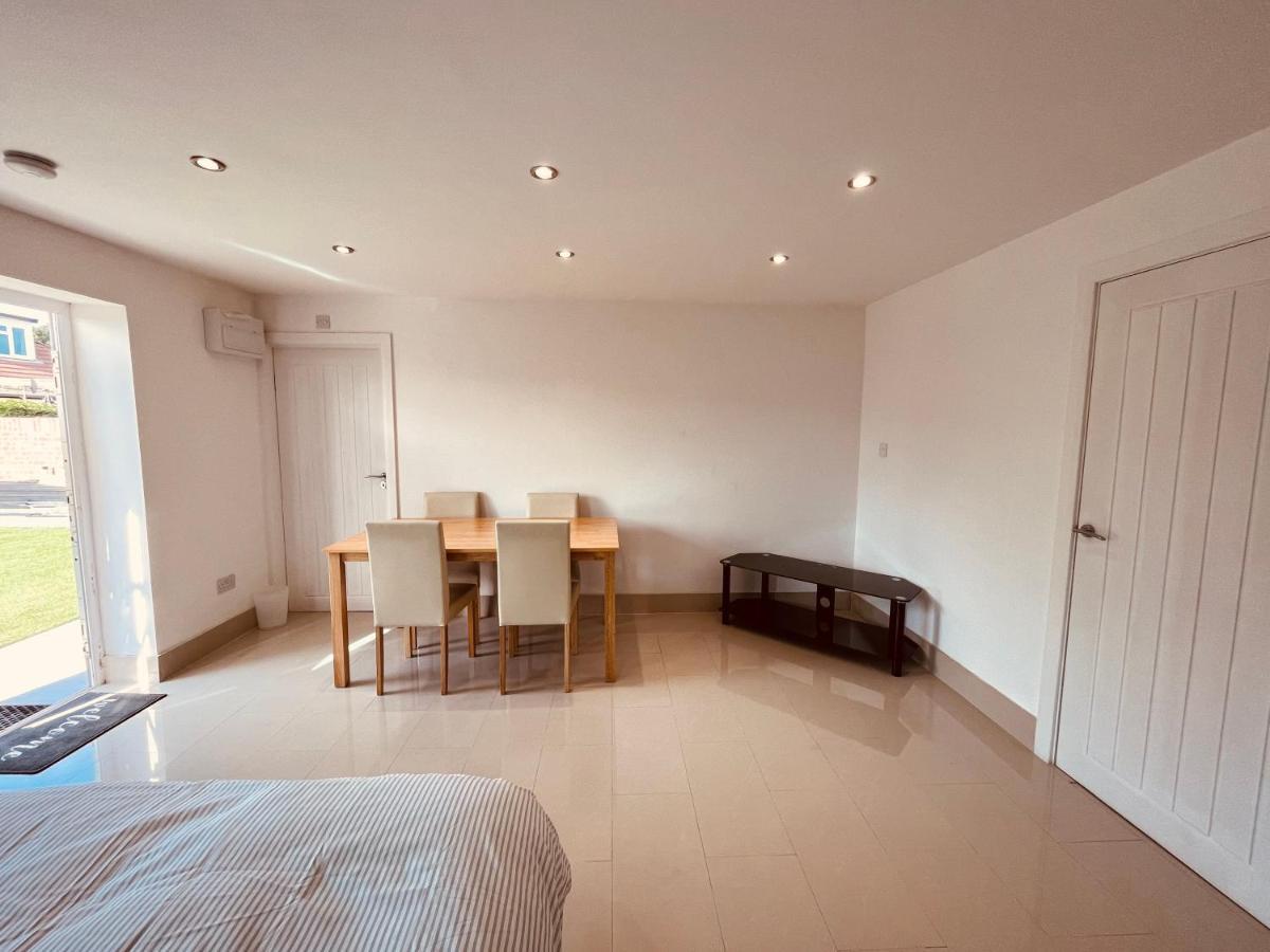 Large Studio Flat B Near Heathrow Hillingdon Eksteriør billede