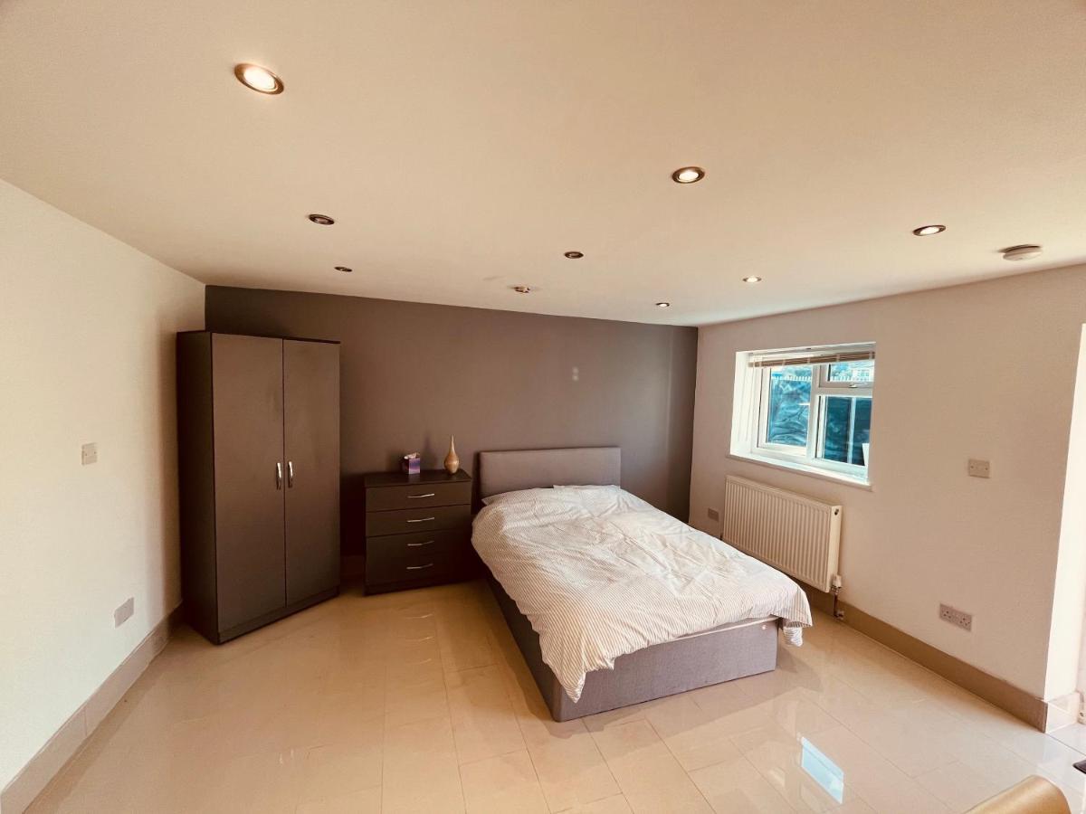 Large Studio Flat B Near Heathrow Hillingdon Eksteriør billede