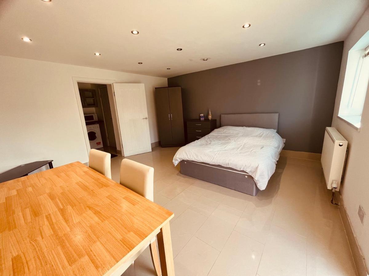 Large Studio Flat B Near Heathrow Hillingdon Eksteriør billede
